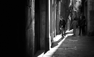 Jost Arens cruise dans les rues du quartier El Born, à Barcelone.